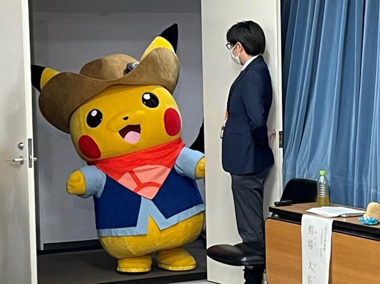 Gemasnya Pikachu Cosplay Jadi Peneliti di Jurassic Park