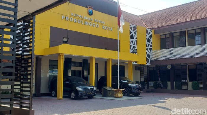 Tiga anggota LSM di Kota Probolinggo memeras penjual BBM eceran dengan mengaku polisi. Saat beraksi, ada anggota Sabhara Polres Probolinggo Kota bersama mereka.