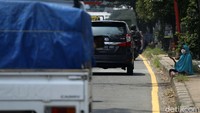 Mereka mengharapkan derma dari para pengguna jalan yang melintasi kawasan tersebut.