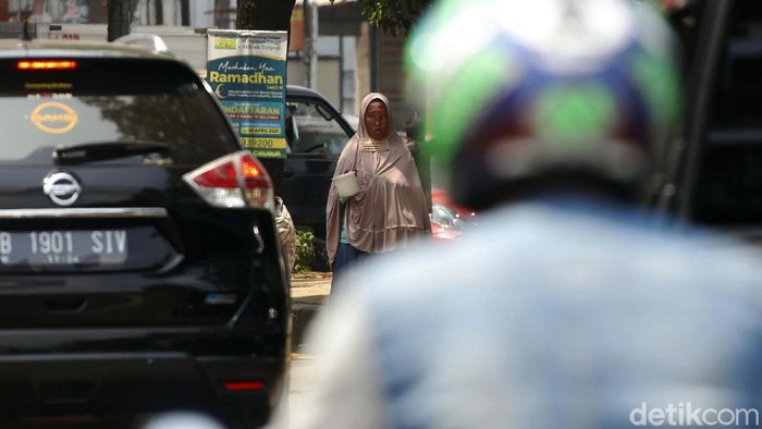 Potret Pengemis Menjamur di Bulan Ramadhan Saat bulan suci Ramadhan, pengemis makin marak dan menjamur. Seperti terlihat di sepanjang Jalan Alternatif Transyogi Cibubur, Jakarta.