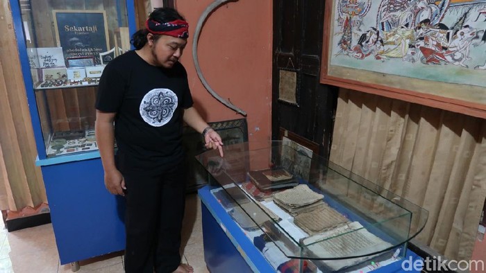Pria Bantul ini mengoleksi naskah kuno hingga Al-Quran tulisan tangan bertinta emas