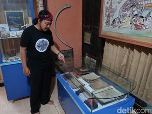 Melihat Koleksi Kitab Kuno hingga Al-Quran Bertinta Emas di Bantul