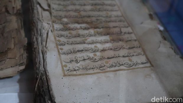 Pria Bantul ini mengoleksi naskah kuno hingga Al-Qur'an tulisan tangan bertinta emas