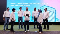 Hadir (Jajaran Direksi & Komisaris XL Axiata ) Direktur & Chief Finance Officer, Budi Pramantika, Direktur & Chief Information Digital Officer, Yessie D. Yosetya, Direktur & Chief Commercial Officer - Consumer, David Arcelus Oses, Presiden Komisaris, Dr. Muhamad Chatib Basri, Presiden Direktur & CEO, Dian Siswarini, Direktur & Chief Commercial Officer – Home and Enterprise, Abhijit J. Navalekar dan Direktur & Chief Technology Officer, I Gede Darmayusa dalam acara RUPS Tahunan 2021 PT XL Axiata Tbk di Jakarta, Jumat (23/4/2021). dok. XL Axiata