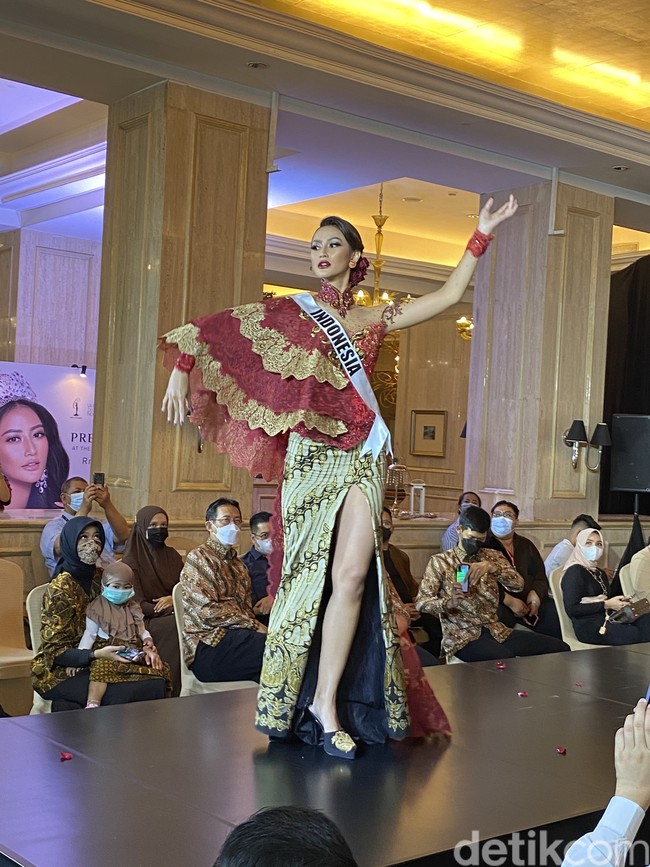 Tampilan asimetris pada bagian bahu menjadi daya tarik penampilan Ayuma ini. Untuk rok, dipilih batik motif parang yang melambangkan ketangguhan dan kekauatan. (Foto: Daniel Ngantung/Wolipop)