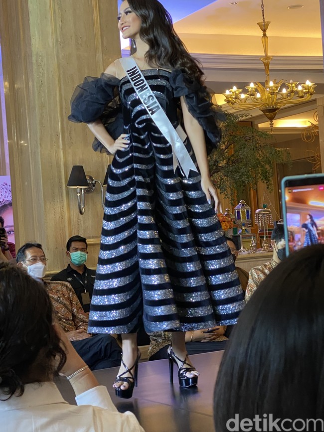 Ayuma akan memakai gaun rancangan Sebestian Gunawan. Untuk Ayuma, desainer yang akrab disapa Seba ini, membuatkan sebuah cocktail dress bersiluet flare dalam nuansa gelap dengan aksen puff pada bagian bahu. Bunga anggrek hitam menjadi sumber inspirasinya. Ia berharap gaun ini dapat merepresentasikan keanggunan perempuan Indonesia layaknya bunga anggrek. (Foto: Daniel Ngantung/Wolipop)