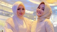 Sejak menikah dengan Sule, Natalie Holscher tampak dekat dengan anak-anak sambungnya itu. Seperti momen keduanya dengan dress putih cantik ini. Foto: Instagram @putridelinaa