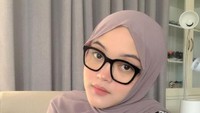 Putri Delina, musisi cantik bersuara indah ini sedang menjadi perbincangan hangat terkait isu perceraian orang tuanya Sule dan Natalie Holscher. Isi obrolan dengan ayahnya di DM Instagram yang membicarakan ibu kandungnya disebut jadi buntut konflik Nathalie Holscher dengan Sule. Foto: Instagram @putridelinaa