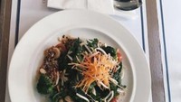 Seporsi salad tampak menggugah selera. Sepertinya salad ini jadi makanan favorit Putri ya! Foto: Instagram @putridelinaa