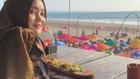 Jalan-jalan ke Bali, Putri mampir ke salah satu restoran tepi pantai. Sambil menikmati pemandangan pantai yang cantik, Putri juga menikmati makanan di sana. Foto: Instagram @putridelinaa