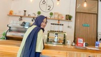 Berada di coffee shop, Putri Delina tak hanya sekadar membeli kopi saja. Namun, ia juga mengabadikan foto di sana. Foto: Instagram @putridelinaa