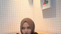 Putri ternyata juga hobi nongkrong di kafe kekinian. Momennya berpose di kafe cantik juga turut dibagikan olehnya. Foto: Instagram @putridelinaa
