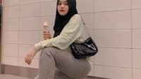 Gaya kerennya sambil membawa es krim cone rasa vanila ini juga diabadikan oleh Putri. Ia tampak cantik dengan pakaian kasualnya. Foto: Instagram @putridelinaa