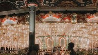 Momen makan malam romantis bersama sang kekasih di Dufan juga sempat ia bagikan. Terlihat serasi ya keduanya! Foto: Instagram @putridelinaa