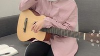 Beberapa momen kulineran Putri Delina dibagikan lewat akun Instagram pribadinya. Seperti saat meminum sebotol yogurt berikut ini. Foto: Instagram @putridelinaa