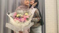 Kedekatan ibu dan anak sambung ini juga terlihat ketika berpose di sebuah ruangan sambil membawa buket bunga yang cantik. Foto: Instagram @putridelinaa