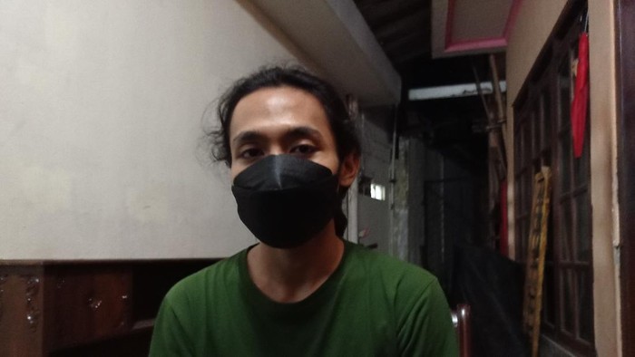 Ramadan, orang yang dikritik Zaskia Mecca karena membangunkan sahur dengan teriak pakai toa masjid.