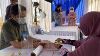Seorang debitur Kredit Pemilikan Rumah (Subsidi) PT Bank Tabungan Negara (Persero) Tbk. sedang mengurus administrasi untuk akad di Perumahan Puri Delta Tigaraksa, Tangerang, Banten, Jumat (23/4). 