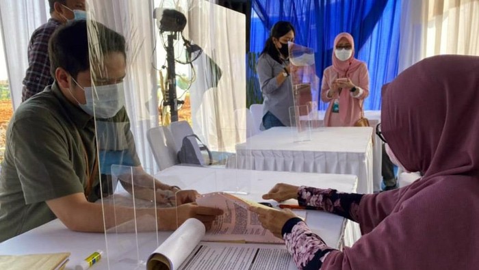 Seorang debitur Kredit Pemilikan Rumah (Subsidi) PT Bank Tabungan Negara (Persero) Tbk. sedang mengurus administrasi untuk akad di Perumahan Puri Delta Tigaraksa, Tangerang, Banten, Jumat (23/4). Sebagai wujud dukungan atas Gerakan Konversi 1 Juta Kompor LPG ke Kompor Induksi, Bank BTN menggelar Akad Perdana KPR Subsidi BTN dalam rangka Gerakan 1 Juta Kompor Induksi bersama PLN. Akad perdana ini diikuti oleh 71 debitur dari total 3.100 unit rumah yang ada di lokasi perumahan tersebut. Selain memperoleh kompor induksi secara gratis, nantinya para debitur akad ini juga akan memperoleh insentif dari PLN berupa keringanan biaya penyambungan listrik.