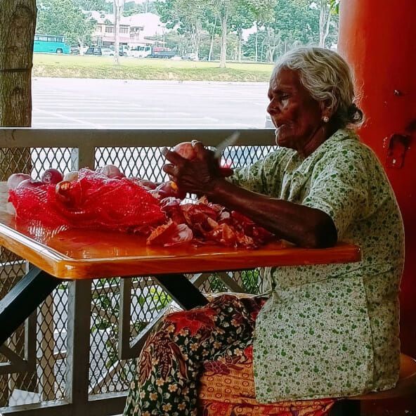 Salut! Nenek 84 Tahun Ini Jadi Tukang Kupas Bawang karena Ingin Mandiri