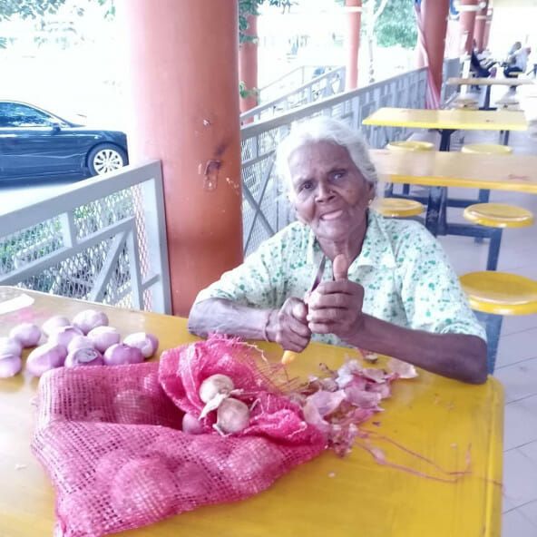 Salut! Nenek 84 Tahun Ini Jadi Tukang Kupas Bawang karena Ingin Mandiri