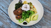 Lalu ada juga Quinoa Bowl di sini. Porsinya mengenyangkan dengan poached egg, jamur portobello, pickles, kimchi, brokoli, hingga alpukat di sekelilingnya. Foto: Grandyos Zafna/detikFOTO