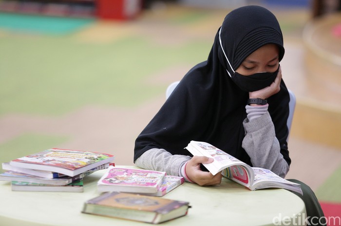 Tanggal 23 April diperingati sebagai Hari Buku Sedunia. Gerakan semangat membaca pun terus digaungkan untuk dorong antusias generasi muda RI dalam hal literasi.