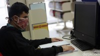 Perpustakaan Nasional pun berupaya mengakomodasi kebutuhan para warga disabilitas. Layanan Disabilitas dan Lansia berada di lantai 7, berseberangan dengan Layanan Anak-anak. Sesuai dengan namanya, ruangan ini ramah dengan disabilitas, terutama untuk tunanetra.