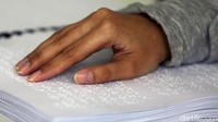Koleksi di Layanan Disabilitas dan Lansia bisa dikatakan lengkap. Di sini terdapat buku biasa berjumlah 1.000, buku Braile 3.000 dan audio book 800 Di sini juga ada komputer yang bisa bicara serta ruang audio. Selain koleksi dan fasilitas yang memadai, para staff juga tidak ragu membantu bagi pengunjung yang butuh bantuan menuju pustaka.