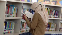Perpustakaan Nasional Indonesia juga ramah untuk anak-anak. Di sana tersedia ruangan khusus untuk anak-anak. Layanan anak ini berada di lantai 7 Perpusnas, selantai dengan layanan untuk lansia dan disabilitas. Beragam fasilitas dan layanan yang tersedia di Perpustakaan Nasional pun diharapkan dapat memberi kemudahan bagi para pengunjung yang datang ke perpustakaan tersebut.