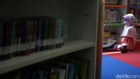 Seorang anak tengah mencari buku bacaan di salah satu ruangan yang ada di Perpustakaan Nasional, Jakarta, Jumat (23/4/2021).  