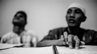 Selama bulan Ramadhan, pesantren ini setiap harinya melatih para tunanetra yang mau belajar membaca Al Quran braille.