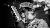 Meski begitu, pelajaran utama di yayasan ini yakni membaca Alquran. Untuk itu disediakan Alquran Braille. 