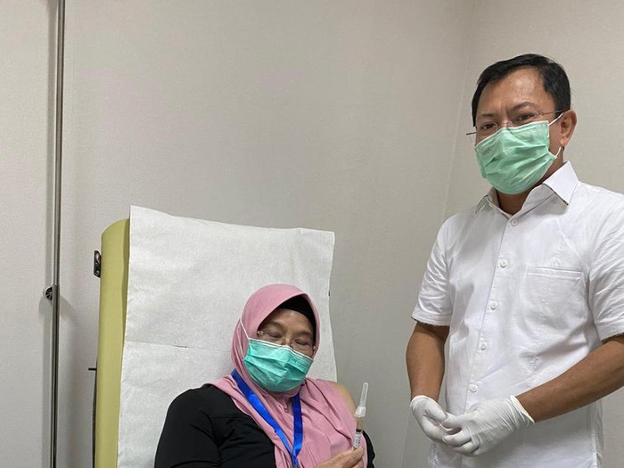 Siti Fadilah disuntik sel dendritik oleh Terawan (Dok istimewa)