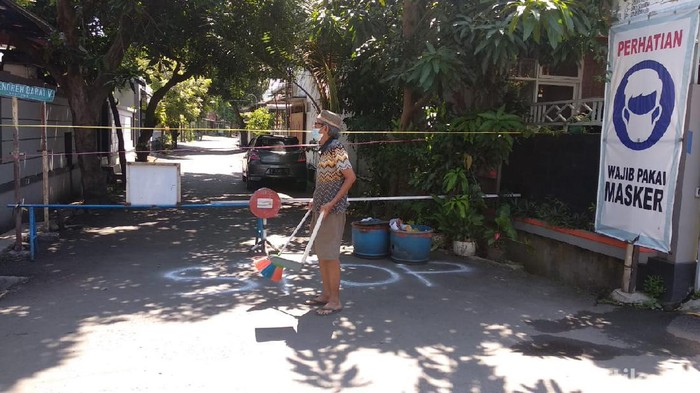 Suasana gang RT 12/RW 1 Kelurahan Sampangan yang ditutup usai 25 warganya terpapar Corona.