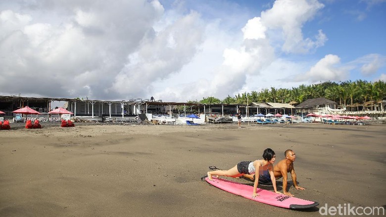 Surfing di Pantai Batu Mejan Canggu Surfing di Pantai Batu Mejan Canggu