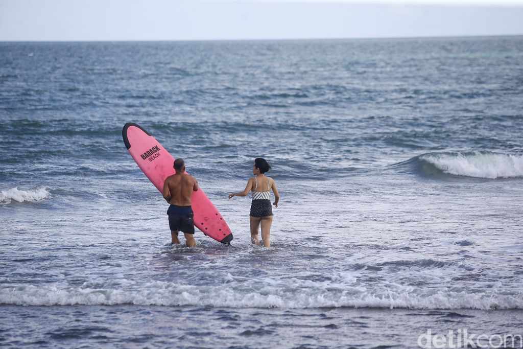Surfing di Pantai Batu Mejan Canggu