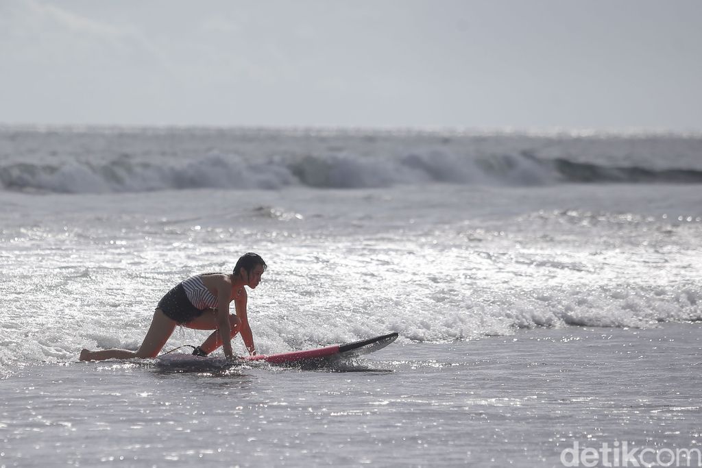 Surfing di Pantai Batu Mejan Canggu