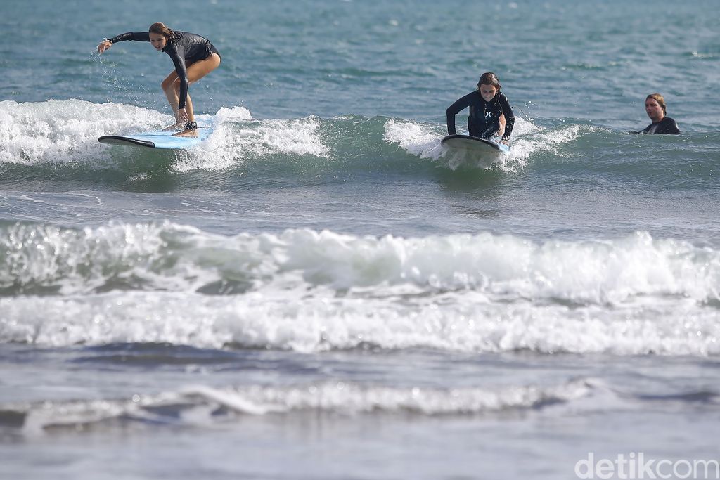 Surfing di Pantai Batu Mejan Canggu