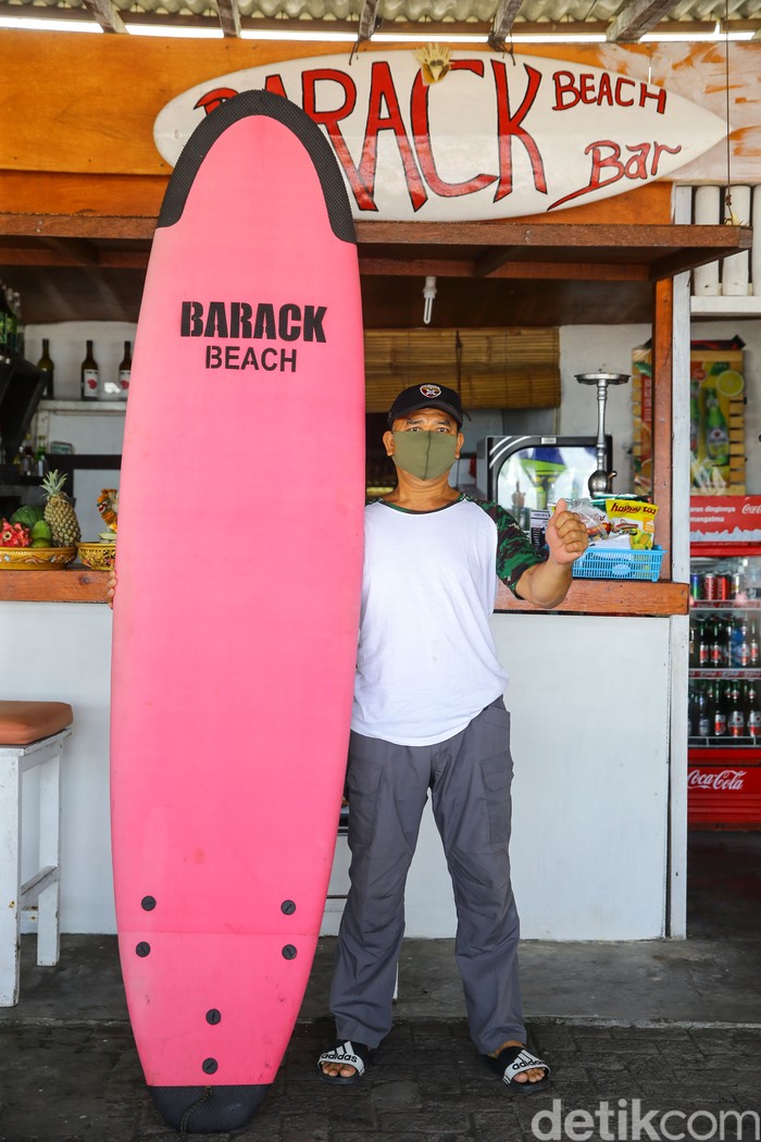 Surfing di Pantai Batu Mejan Canggu