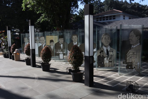 Selain itu, taman ini juga memiliki banyak spot foto yang instagramnable seperti stand kaca mantan pemimpin Bandung. Ada pula mural bergambar Balai Kota Bandung dengan latar Jembatan Pasopati, dan Menara Masjid Agung. Selain itu, taman ini juga memiliki banyak spot foto yang instagramnable seperti stand kaca mantan pemimpin Bandung. Ada pula mural bergambar Balai Kota Bandung dengan latar Jembatan Pasopati, dan Menara Masjid Agung.