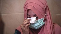 Berda Asmara menangis saat menceritakan musibah yang menimpa suaminya.