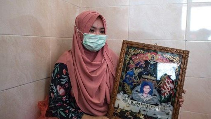 Tangisan Berda Asmara, Istri Personil KRI Nanggala Berda Asmara talks about her sailor husband Mes Guntur Ari Prasetyo at their home in Surabaya on April 23, 2021, as the search continued for an Indonesian navy submarine with 53 crew aboard that went missing off the coast of Bali during training exercises on April 21. (Photo by Juni Kriswanto / AFP)