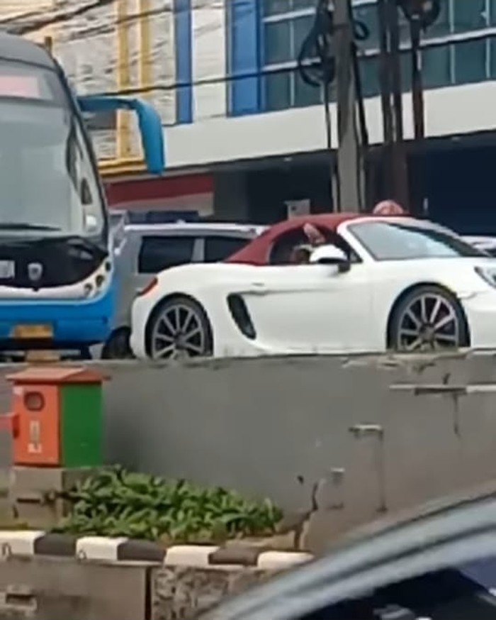 Tangkapan layar video viral Porsche masuk busway di Gandaria