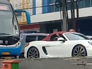 TransJ Minta Pengemudi Porsche Terobos Busway Ditangkap-SIM Digunting