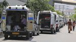 Ambulans Full, Pasien Corona India Dirawat Dalam Bajaj