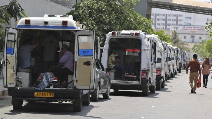 Tsunami Corona di India A COVID-19 patient attended inside a vehicle at a dedicated COVID-19 government hospital in Ahmedabad, India, Thursday, April 22, 2021. A fire killed 13 COVID-19 patients in a hospital in western India early Friday as an extreme surge in coronavirus infections leaves the nation short of medical care and oxygen. India reported another global record in daily infections for a second straight day Friday, adding 332,730 new cases. The surge already has driven its fragile health systems to the breaking point with understaffed hospitals overflowing with patients and critically short of supplies. (AP Photo/Ajit Solanki)