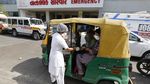 Ambulans Full, Pasien Corona India Dirawat Dalam Bajaj