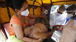 Ambulans Full, Pasien Corona India Dirawat Dalam Bajaj
