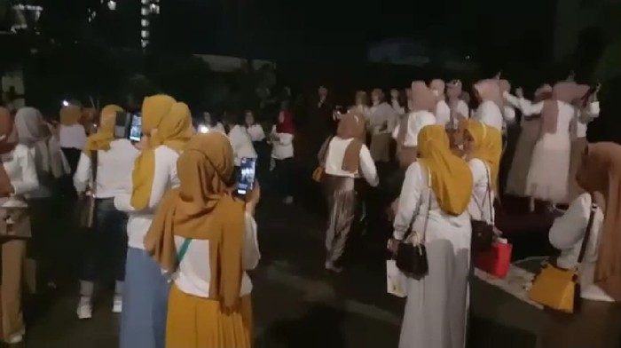 Viral emak-emak di Medan party tanpa protokol kesehatan (Screenshot video viral) Viral emak-emak di Medan party tanpa protokol kesehatan (Screenshot video viral)